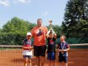 Mladi teniseri sa trenerom
